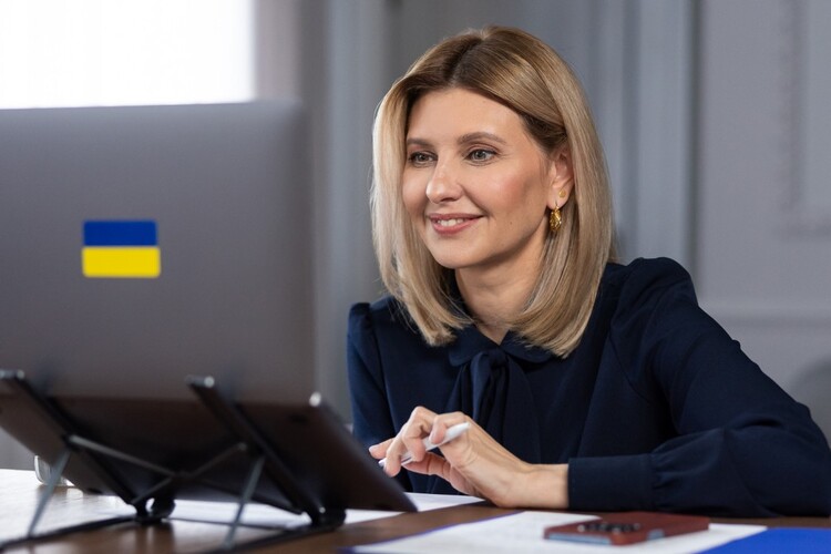 Фундація Олени Зеленської реалізувала проект із забезпечення ноутбуками ...