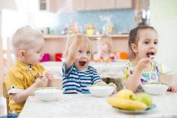 Кабмін відновив пільгу для багатодітних сімей на оплату харчування у дитсадках