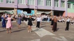 Вчитель, який мусить розважати - вже не може вести. Школа, що стала сценою - перестає бути середовищем розвитку.