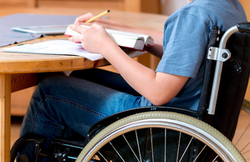 Показання учнів спростували версію про булінг з боку вчительки: апеляційний суд не встановив факту цькування дитини з інвалідністю
