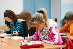 Після масованих атак на столицю майже 80% київських шкіл відновили очне навчання