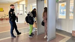 Cтаршокласників та відвідувачів шкіл у Луцьку перевіряють металодетекторами