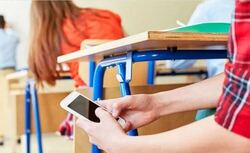 В Англії планують законодавчо заборонити телефони у школах