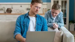 Штраф до 11 900 гривень: батьків та вчителів можуть покарати за російську мову у шкільних чатах