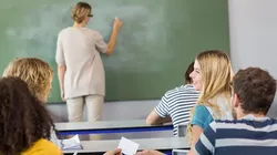 Вчителька подала до суду на 17 колег через звинувачення у колективній скарзі та вимагала 170 тисяч гривень компенсації: чим усе закінчилося