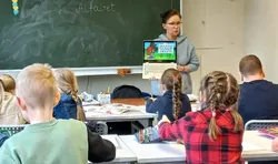 Чи можна навчатись у польській школі та отримувати українську освіту онлайн: відповідь МОН